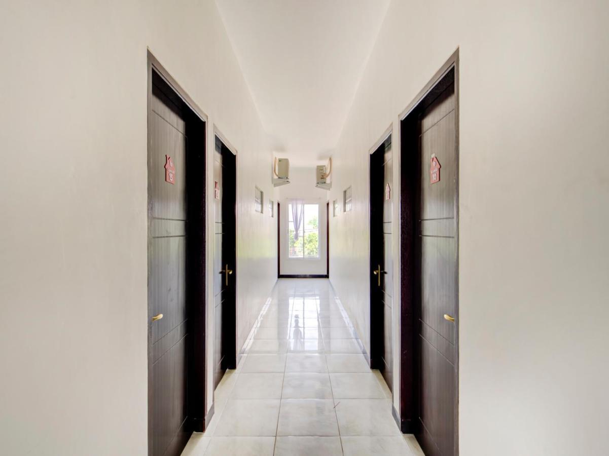 Oyo Life 3987 Kost Aditya Surabaya Exterior foto