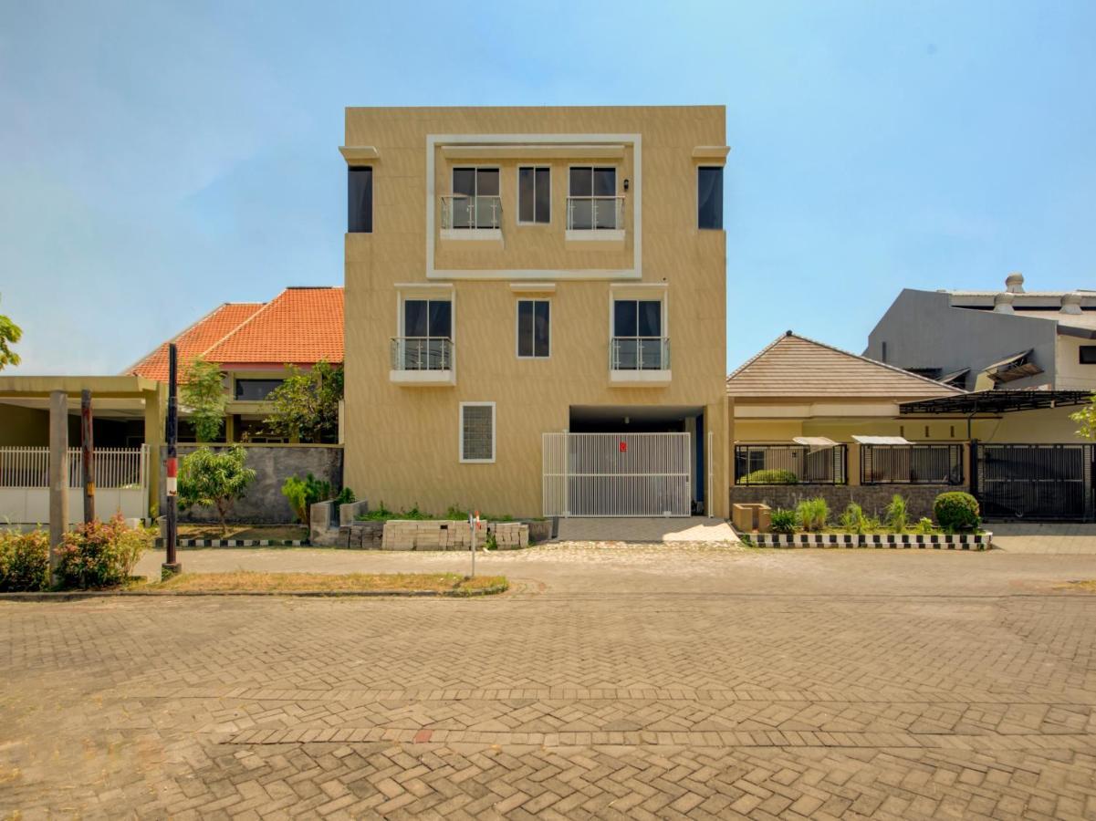 Oyo Life 3987 Kost Aditya Surabaya Exterior foto