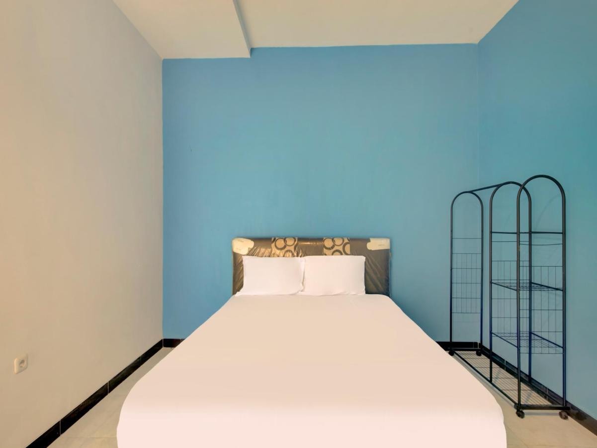 Oyo Life 3987 Kost Aditya Surabaya Exterior foto